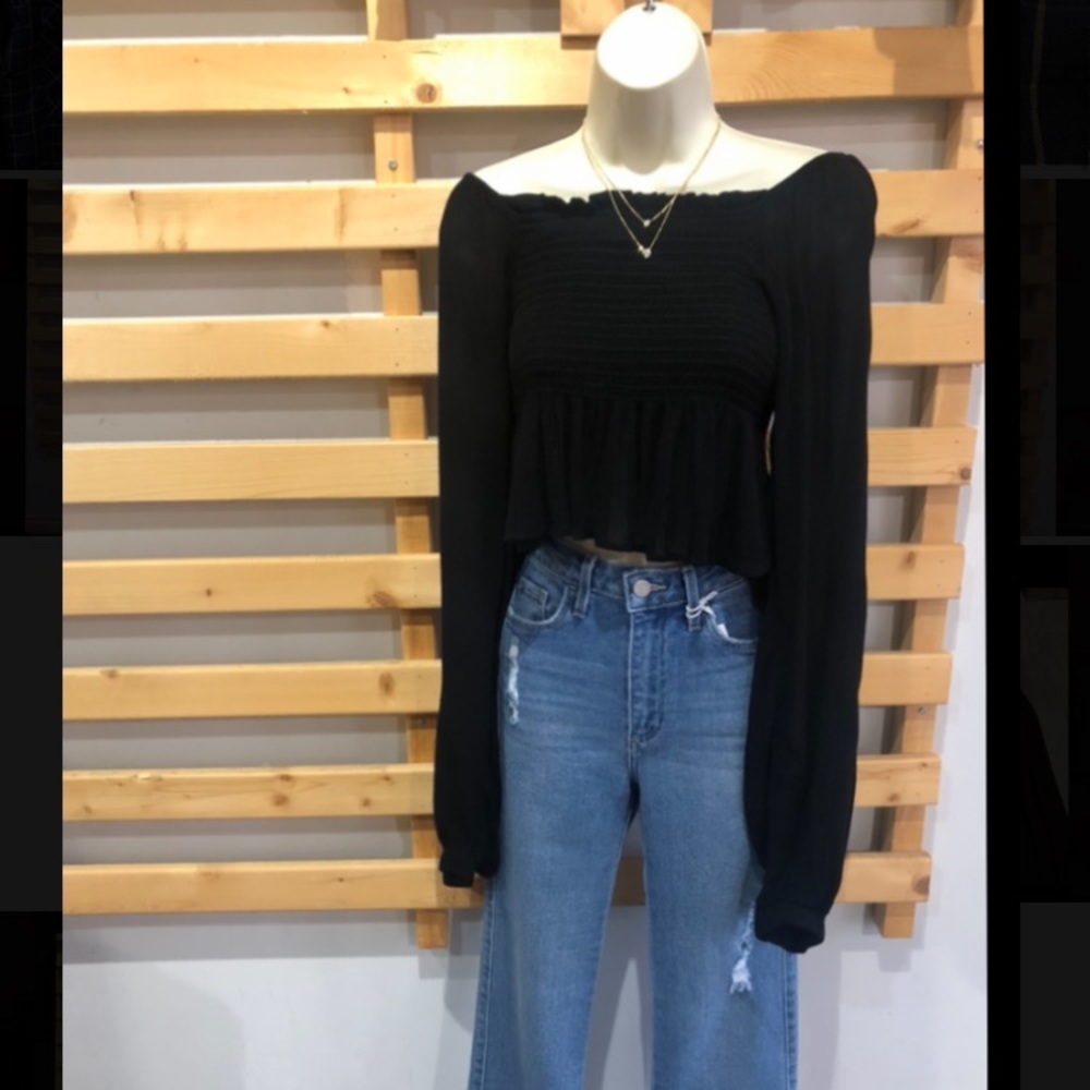 Brand new off the shoulder top 🖤